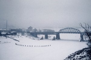 シベリア、ノヴォシビルスク、オブ川、ソ連、雪の中、凍ったオブ川を徒歩で渡る学生たち、1976年冬（写真）。 作： ディーン・コンガー