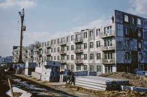 ソ連、ブラツク、イルクーツク、労働者用の新しいアパート建設中 作： ディーン・コンガー