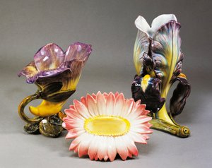 Convolvulus 型の花瓶、デイジー型のキャッシュ ポット、アイリス型の花瓶、1900 年頃、Delphin Massier (1836-1907) 作、アール ヌーボー様式、バーボティン セラミック、Vallauris 製。 フランス、20世紀。 作： Delphin Massier