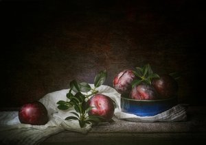 憂いを帯びたプラムの静物画