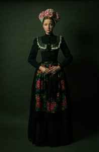 若い女性のフローラル・フォーク