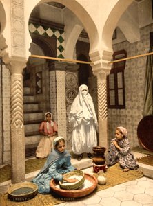 中庭でクスクスを準備するムーア人の女性、アルジェ、アルジェリア、1899年頃（写真製版）
