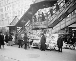 ニューヨークの特徴的な歩道のニューススタンド（1903年頃）（モノクロ写真