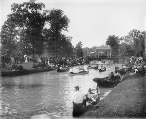 大運河でのバンドコンサート、ベルアイルパーク、1903年から20年 作： Detroit Publishing Co.