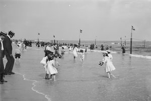 ビーチシーン、ロックアウェイ、ニューヨーク市、アメリカ、1905年 作： Detroit Publishing Co.