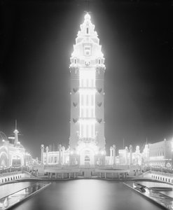 夜のドリームランド、ニューヨーク市コニーアイランド、1905年頃（モノクロ写真 作： Detroit Publishing Co.