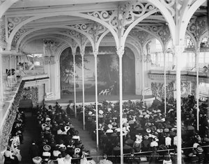 ニューヨークのハマースタインのパラダイスガーデンでの公演中、1900年から2006年頃 作： Detroit Publishing Co.