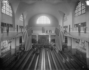 ニューヨーク、エリス島、検査室、1910年頃（モノクロ写真 作： Detroit Publishing Co.