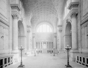 1910年頃のニューヨーク、ペンシルバニア駅の主待合室（モノクロ写真 作： Detroit Publishing Co.