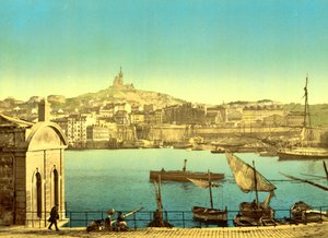 マルセイユ、ケ・ド・ラ・ジョワレットからのノートルダム・ド・ラ・ガルド、1890-1900年頃（フォトクロム・プリント）フランス、 作： デトロイト出版株式会社