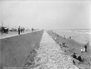 防波堤とビーチ、ガルベストン、テキサス、1910-20 作： Detroit Publishing Co.