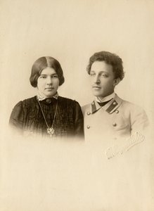 詩人アレクサンドル (アレクサンドル) アレクサンドロヴィチ ブロック (1880-1921) と妻の肖像。 Dmitri Spiridonovich Zdobnovによるシルバーゼラチン写真（19世紀末） 作： Dmitri Spiridonovich Zdobnov
