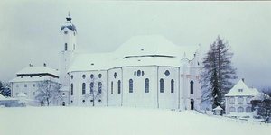 雪のヴィースキルヒェの眺め（写真 作： Dominikus Zimmermann
