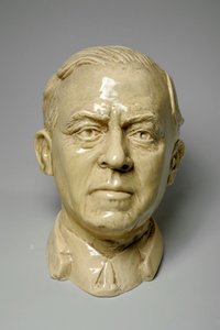 男の胸像、1934年頃（艶をかけられたセラミック） 作： Donald Hastings