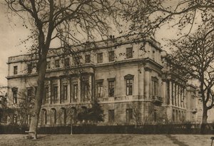 グリーンパークの手すり、c1935を通してランカスターハウスでロンドン博物館のビュー。
