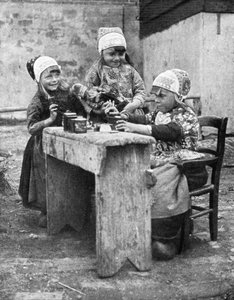 伝統的な衣装を着た子供たち、マルケン、オランダ、1936年。