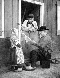 下駄を着ているオランダ人、マルケン、オランダ、1936年。 作： Donald McLeish