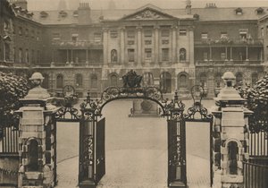 中庭の中心にある創設者像のあるガイ病院への入り口、c1935。
