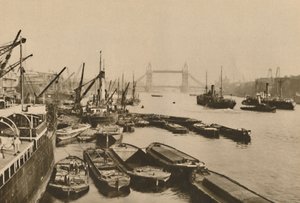 ロンドンのプールでの輸送：ロンドンブリッジからタワーブリッジへの眺め、c1935。 作： Donald McLeish