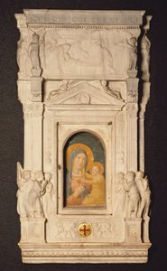 ドナテッロ(1386-1466)作「聖体の秘跡の幕屋」、「熱病の聖母」を描いた14世紀のフレスコ画の断片と一緒に、バチカン市国ローマ、サンピエトロ大聖堂の宝物館 作： Donatello