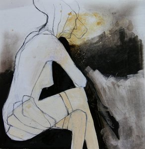物思いにふける座る女性