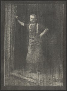 [鍛冶屋が戸口に立ち、パイプを口にくわえる] 作： Doris Ulmann