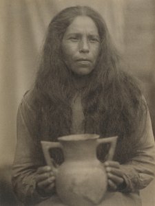 チェロキー族の女性、1929年頃（モノクロ写真） 作： Doris Ulmann