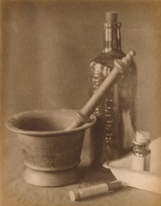 暗室の静物画 by Doris Ulmann 作： Doris Ulmann