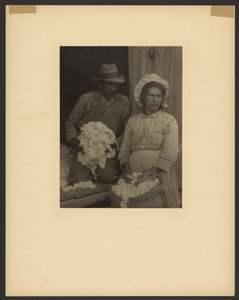 収穫した綿花を持つ農家の夫婦（アメリカ南東部 作： Doris Ulmann