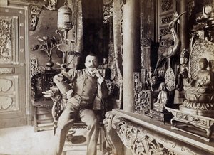 ピエール・ロティ（1850-1923）フランスの作家、ロシュフォールの自宅にて、写真はPaul Cardon aka Dornac、1892年頃 作： Dornac