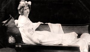 メイベルラブ1874〜1953年、20世紀初頭のイギリスの女優兼ダンサー。 作： Dover Street Studios