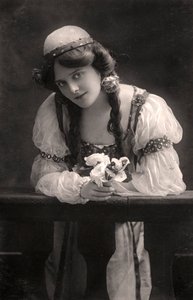 メイアッシュ、女優、1900年代。 作： Dover Street Studios