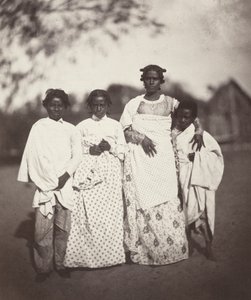 マダガスカルの女性と子供たち マダガスカルの女性と子供たち プレート 3、1863 年。 作： Désiré Charnay