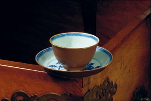 バタビアンウェアカップアンドソーサー、沈没船「ゲルデルセン」の貨物、1750年頃 作： Dutch School