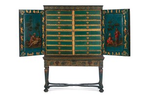 スタンド上のコレクターキャビネット、c.1700-30（金と緑のジャパニング）（780666-8も参照） 作： Dutch School