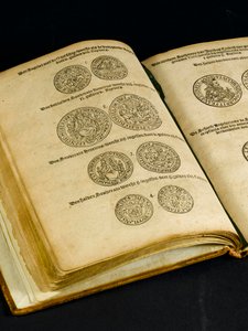 イギリスのコインが彫られたマネーブック（書籍 作： Dutch School