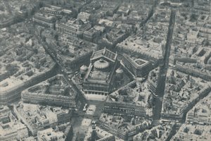 ストリートデザインの先見性によって強化されたパリの中心的な建築的特徴、c1935