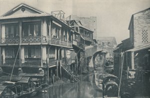 貧困と苦痛の不愉快な家に通じる橋の下の汚れた水、c1935 作： ENA
