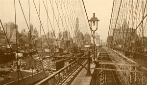 ブルックリン吊り橋、c1930のケーブルのネットワークを通して見たロウアーマンハッタン。 作： ENA