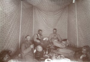 彼らのテントでリラックスしたアラバ調査遠征隊のメンバー、1883枚の写真