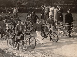 アルバム「PNF（国家ファシスト党）」：dopolavoristicaの自転車での外出（モノクロ写真 作： E. Montesi