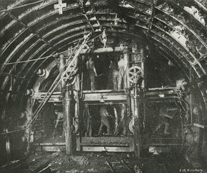 ウォータールーと都市鉄道のためのトンネルの運転、c1897