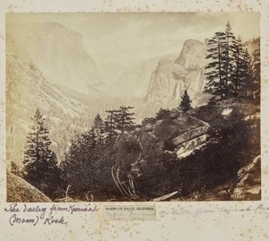 カリフォルニア、ヨセミテ・バレー。コマ（月）岩からの渓谷