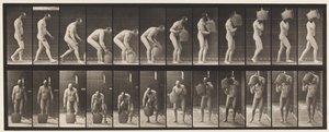 プレート218.かがんで、フルデミジョンを肩に持ち上げる 作： Eadweard Muybridge