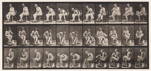 プレート411。座りながらタオルを持ち上げ、足を拭く、1872〜1885 作： Eadweard Muybridge