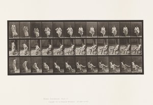 プレート417トイレ、座ってストッキングを履く 作： Eadweard Muybridge