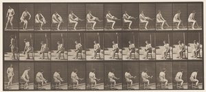 プレート418。トイレ、シッティング、ストッキングの着用、1872〜1885 作： Eadweard Muybridge