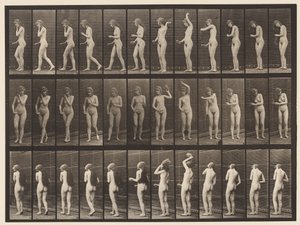 プレート426。トイレ。彼女の髪をブラッシングして歩き去る、1872-1885 作： Eadweard Muybridge