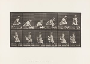 プレート481。子供、人形を持ち上げ、振り返って歩き、1885 作： Eadweard Muybridge