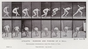 動きのある人間像。走りながらボールを拾うアスリート（モノクロ写真 作： Eadweard Muybridge